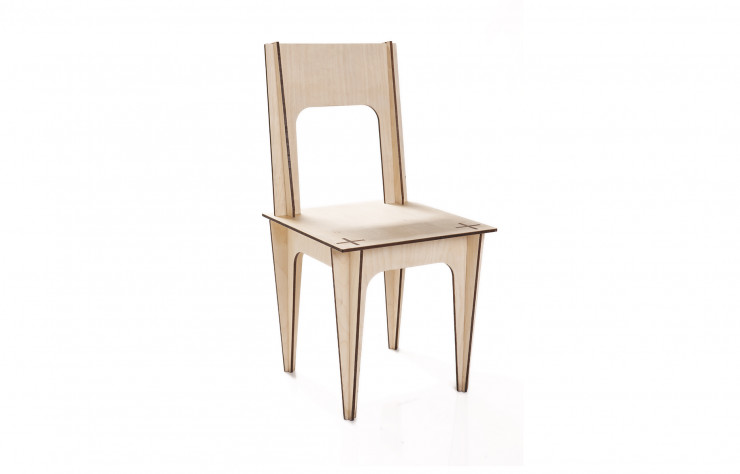 La chaise « Croce » de Mario Pagliaro fait partie d’une collection de tables et meubles de rangements entièrement conçue grâce aux nouvelles techniques de découpe numérique laser.