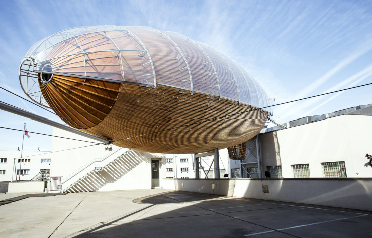 Cofondé par Leoš Válka qui en est aussi le directeur, le Centre privé d’art contemporain DOX accueille la sculpture monumentale de 42 mètres de long, Gulliver Airship. Posée sur le toit fin 2016, elle est signée par l’architecte Martin Rajniš en collaboration avec Leoš Válka.