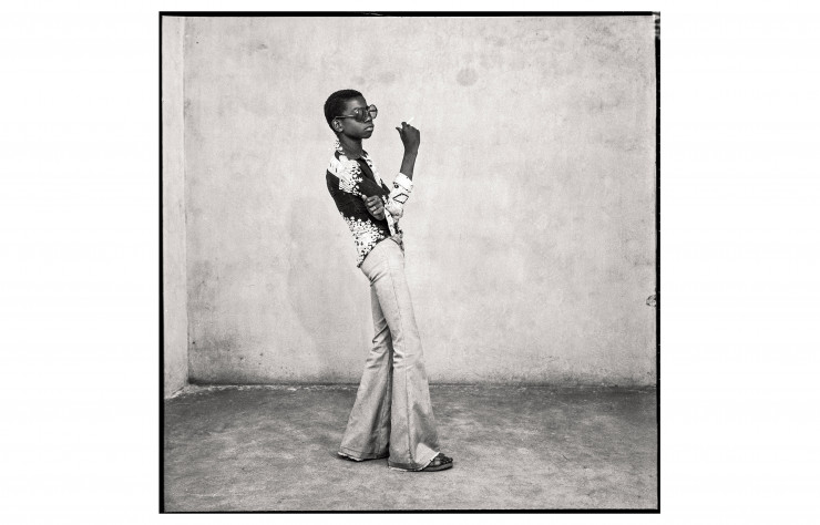 Au Studio Malick Sidibé, le tout-Bamako vient se faire tirer le portrait à partir de 1958. Les modèles,eux, posent toujours avec plaisir, comme ce jeune homme « Un yéyé en position », 1963.