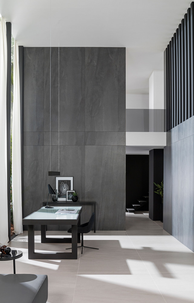 Grès cérame aspect marbre Aged Dark Nature, collection « Xlight Premium », 120 x 250 cm (Porcelanosa).