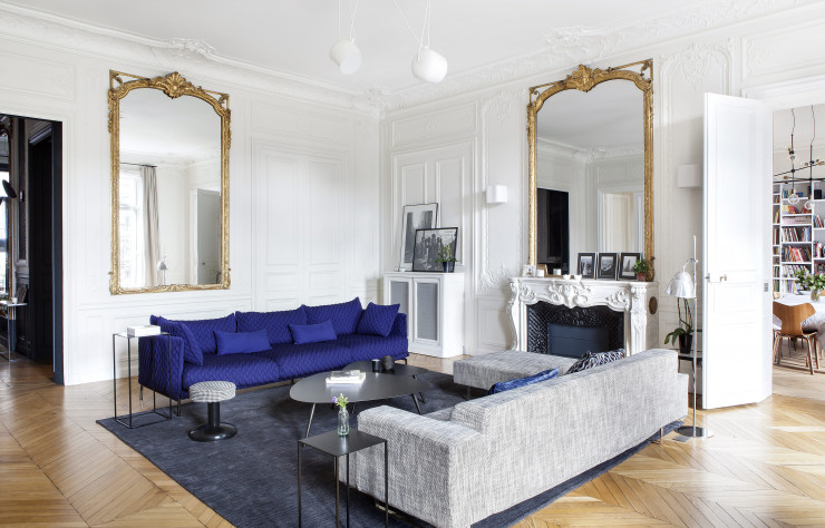 Les dorures refont leur apparition dans le salon de « Monsieur » et accentuent un peu plus la profondeur du bleu roi qui habille le canapé « Gentry » de Patricia Urquiola (Moroso).