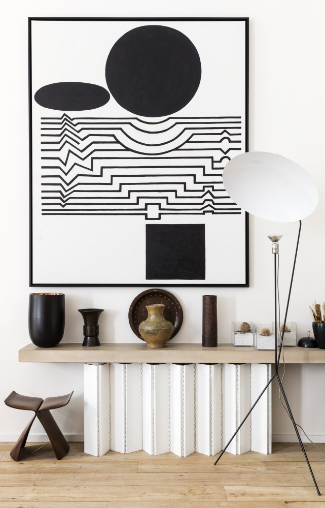 Dans un coin du salon, on retrouve le tabouret Butterfly de Sori Yanagi (Vitra), le lampadaire Solveig...