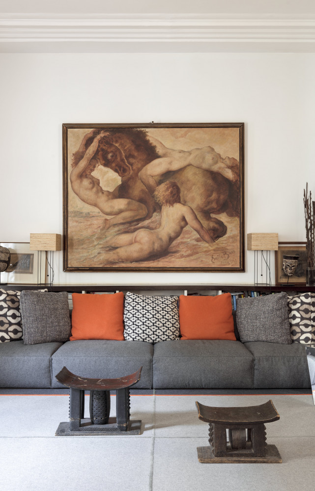 Dans la pièce qui sert de salon télé et de bureau, l’huile sur toile est signée Émile...