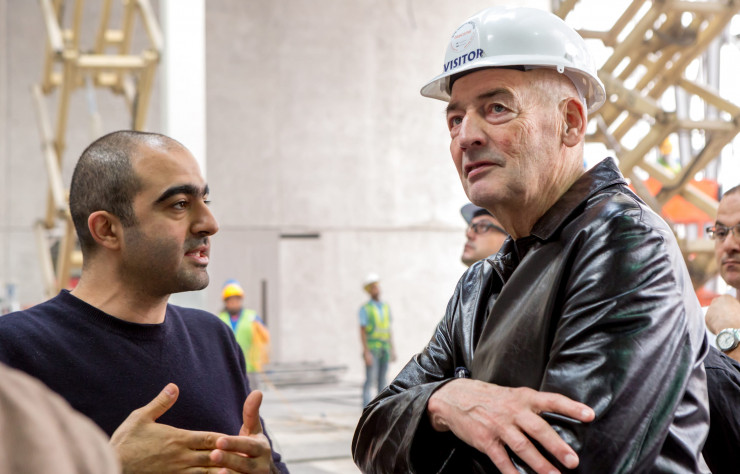 Rem Koolhaas lors de la visite inaugurale de Concrete.