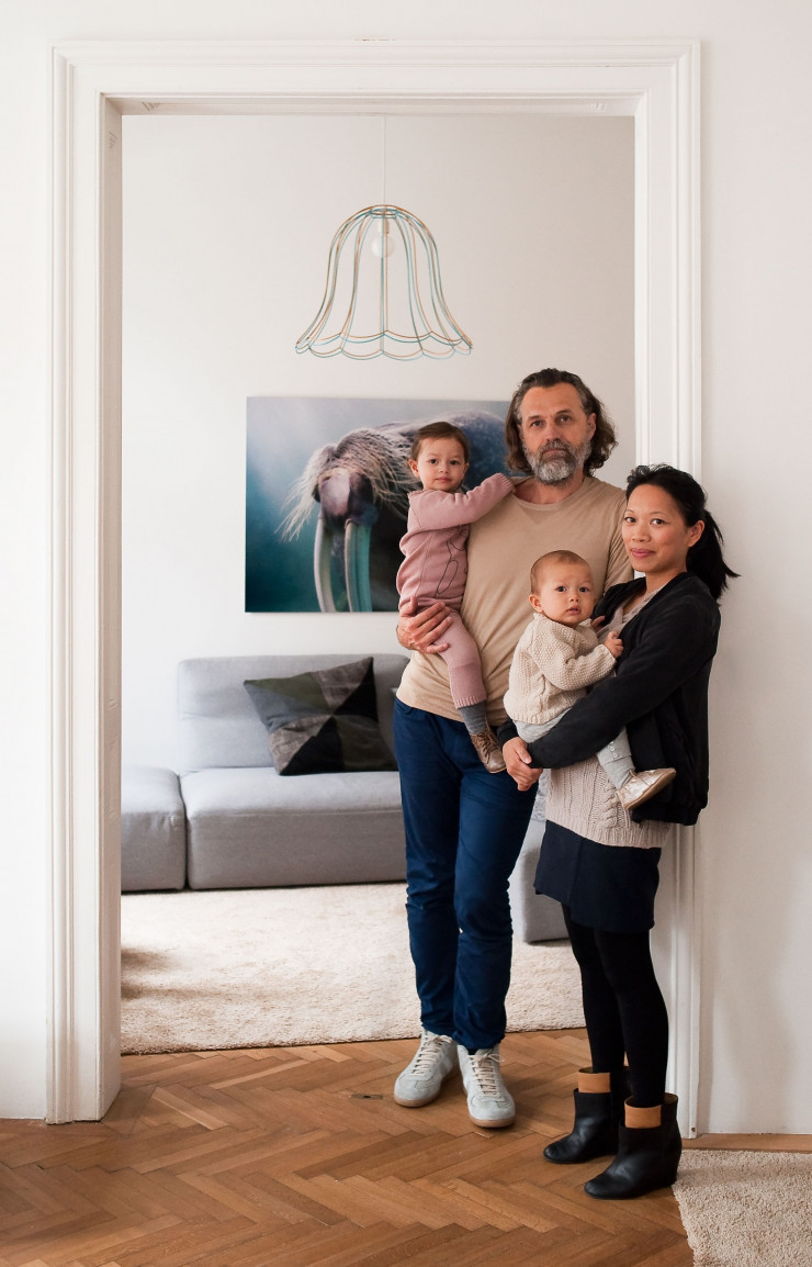 Au seuil de leur salon, la photographe Monika Nguyen, avec dans les bras Ellie Yen, et l’architecte et designer Harald Hatschenberger avec Emma Mai, respectivement leur fils et leur fille.