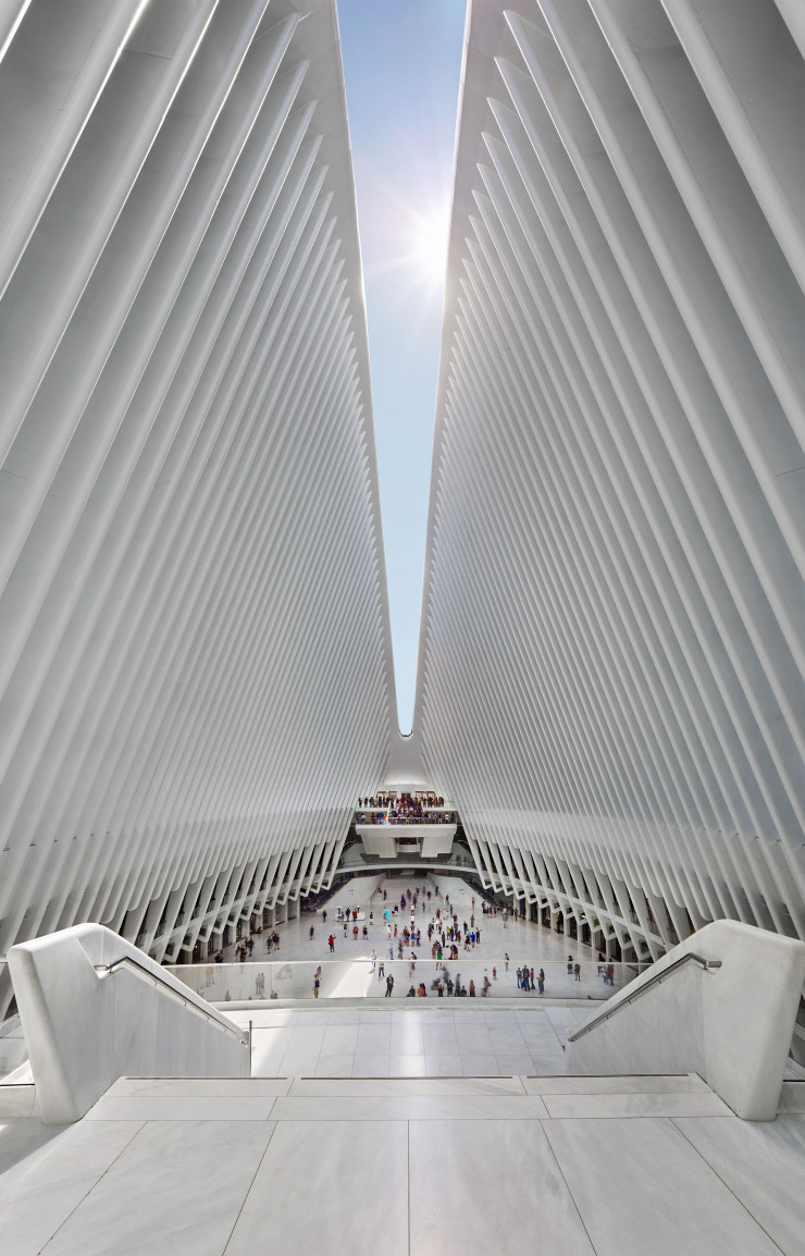 Comme dans nombre de ses créations, Santiago Calatrava a intégré un mécanisme ingénieux à cette cathédrale immaculée. Une fois par an, le 11 septembre, l’arête en verre qui parcourt toute la longueur du toit s’ouvre, laissant libre la course du soleil sur le marbre blanc du hall.