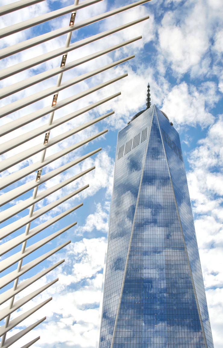 Initialement baptisée Freedom Tower en raison de sa hauteur de 1 776 pieds (541 mètres), en référence à l’année de la déclaration d’indépendance des États-Unis, la 1WTC conçue par l’agence SOM est un autre symbole fort de la reconstruction du site.