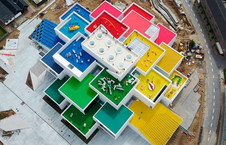Partant de la palette de couleurs Lego, Bjarke Ingels a composé un arc-en-ciel survitaminé sur les terrasses de sa Lego House.
