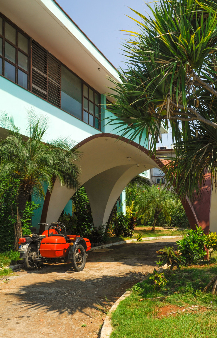 Sous l’influence d’Oscar Niemeyer, la maison d’Eugenio Leal, à Miramar, combine un bloc rectangulaire et une arche qui protège l’entrée des rayons du soleil (Eduardo Cañas Abril et Nujim Mepomechie, 1957).