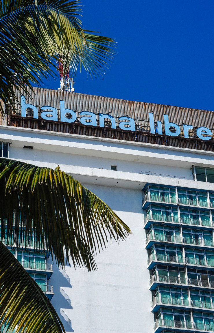 Enseigne de l’hôtel Tryp Habana Libre (ex-Habana Hilton), dans lequel Fidel Castro avait établi son QG durant les trois premiers mois de l’après-révolution.