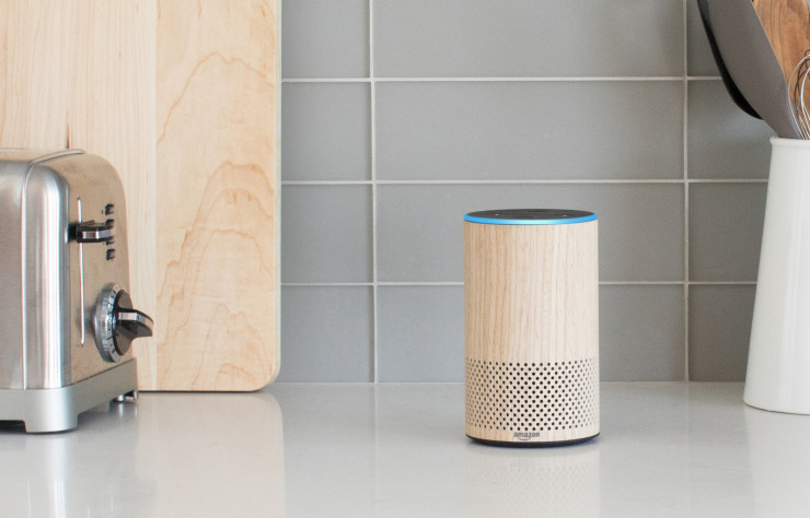 L’enceinte connectée Amazon Echo propose de rentrer en contact – en français – avec son assistante virtuelle baptisée Alexa.