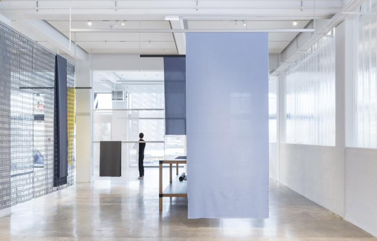 Suspendus dans le vide, les textiles dévoilent leur transparence et animent le volume de la galerie.