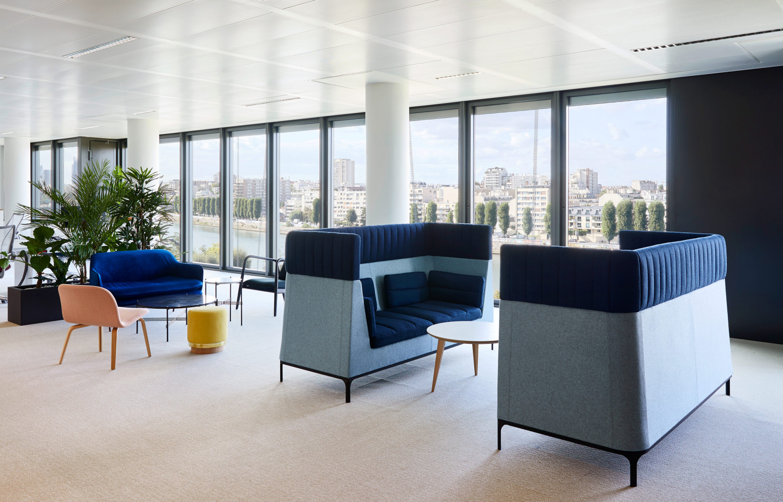 Des zones de réunion informelles permettent de travailler en petit groupe sans déranger ses collègues.