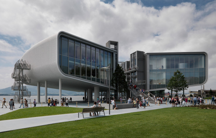 Le Centro Botín (2017), de Renzo Piano, sorte de bateau en cale sèche, surplombe la lagune de Santander, sur la côte atlantique espagnole.