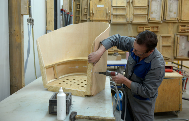 La carcasse d’un fauteuil bridge de la collection « Montaigne », signée Emmanuel Gallina, en cours de fabrication.