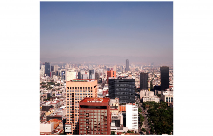 Depuis la tour Latino-américaine, qui culmine à 183 mètres, s’offre une vue sur les immeubles de la promenade de la Réforme, dont la tour Reforma 27 (2010), en forme de H, de l’architecte Alberto Kalach (au centre).