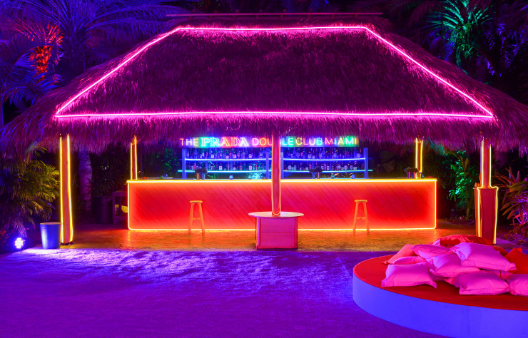 A l’extérieur, un club de plage fort en néons.
