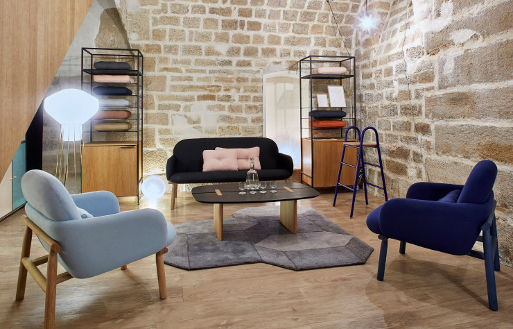 Au sous-sol du showroom, fauteuils et banquette Georges de Guillaume Delvigne (Hartô).
