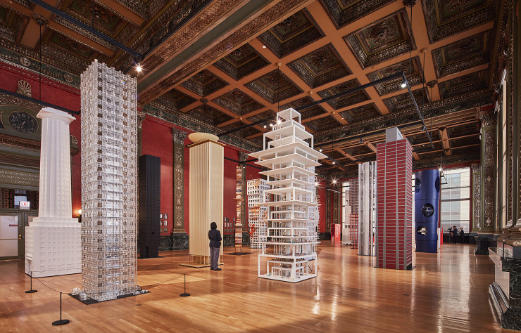 Seize maquettes XXL pour réinventer la tour du Chicago Tribune au Chicago Cultural Center.