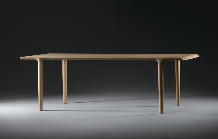 La table « Alba », à l’esthétique scandinave caractéristique du studio Says Who. A partir de 1 968 €.