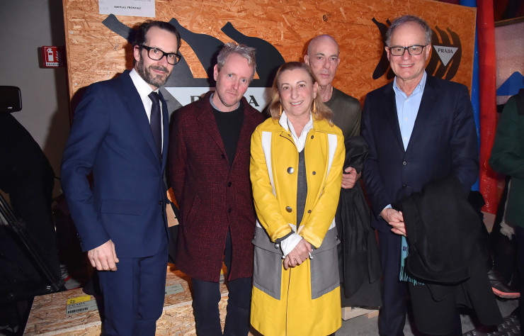Miuccia Prada entourée de Konstantin Grcic, Ronan Bouroullec, Jacques Herzog et Pierre de Meuron.