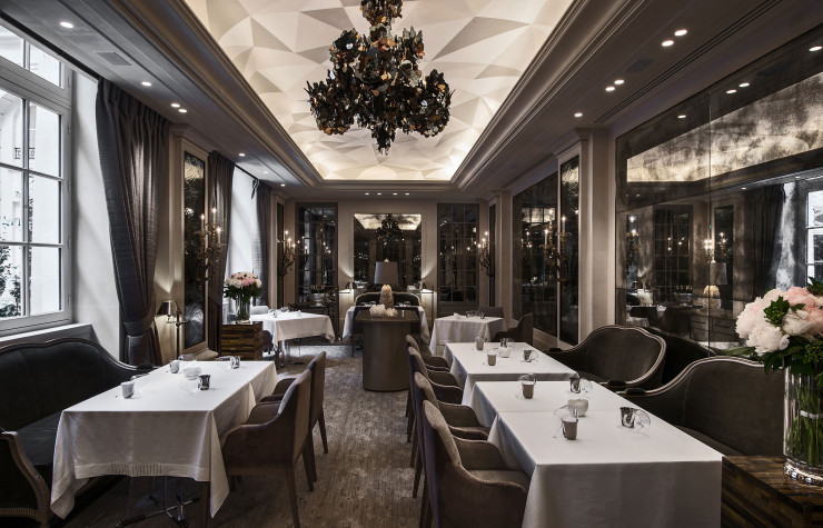 Dans une nouvelle salle à échelle très humaine, L’Écrin, le restaurant du Crillon tenu par Christopher Hache, a profité, comme son chef, de la longue période des travaux pour opérer sa mue.