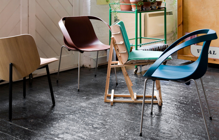 Différents prototypes de sièges. Au centre, celui d’une chaise conçue pour la marque danoise Hay.