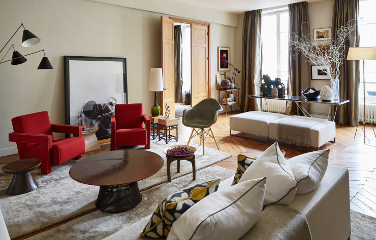 Dans cet appartement privé, les grands designers sont convoqués : Rietveld, les Eames… Un bel exemple de palette pastel bousculée par une touche de couleur vive.