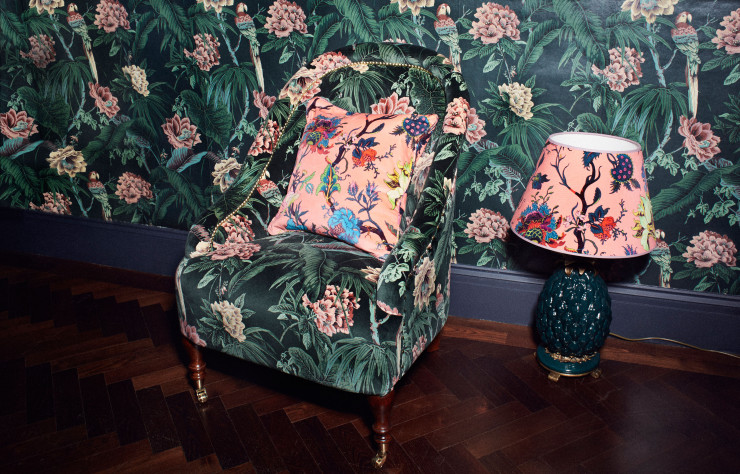 Velours, papier peint et fauteuil Paradisa Loddiges en coloris Spruce-Green ; coussin en velours Artemis (House of Hackney).