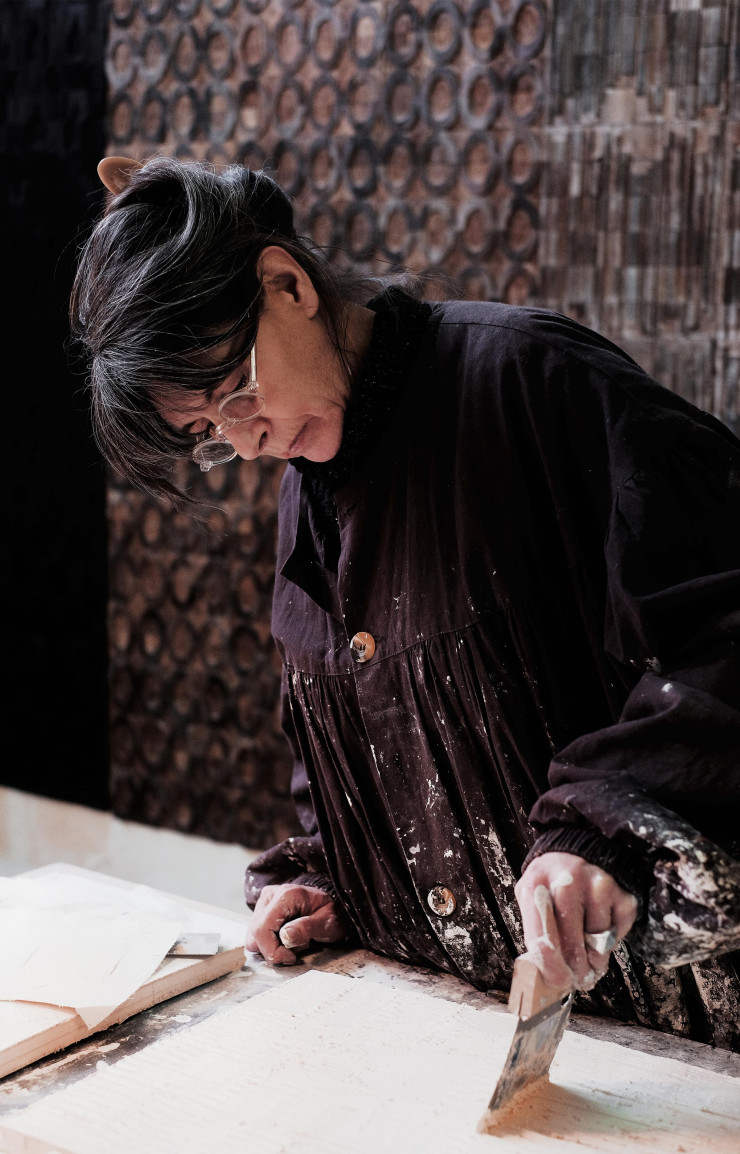 Marie Papillaud, du bureau de style, dans l’atelier de recherche et de création. Derrière elle, revêtement mural en bois de la nouvelle collection 2018 « Trancoso ».