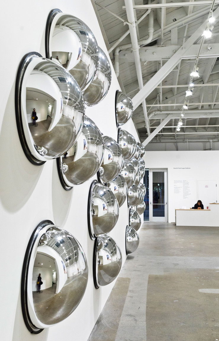 Les hémisphères métalliques de Lutz Bacher, artiste californienne culte, trônent en bonne place dans l’exposition « Mechanisms », à admirer au Wattis Institute jusqu’au 24 février.