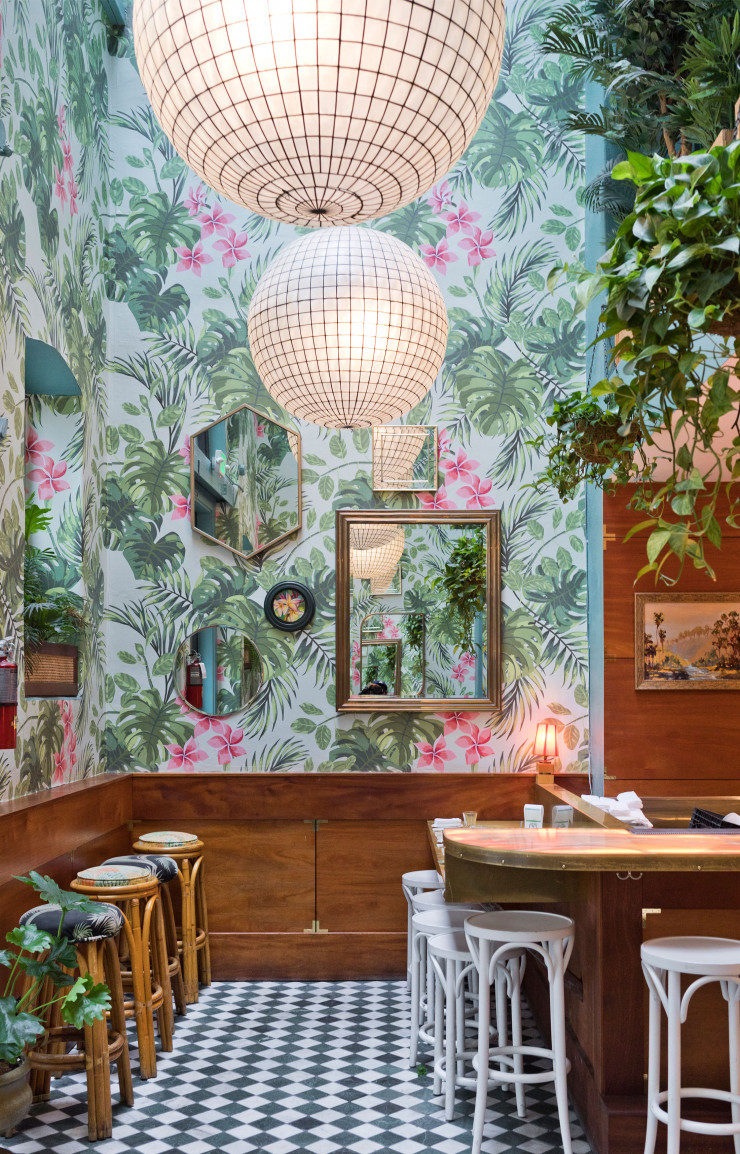 Papiers peints tropicaux, plantes vertes luxuriantes… Dernière adresse signée Ken Fulk, l’as san-franciscain de la déco, le Leo’s Oyster Bar charme les dîneurs friands d’iode.