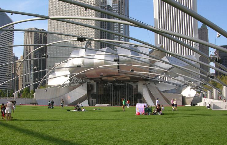 Depuis 2004, le pavillon Pritzker de Frank Gehry accueille des concerts au centre du Millenium Park.