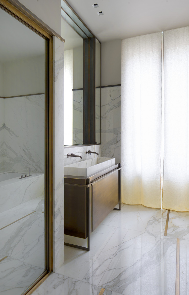 Dans le même appartement parisien, les jeux amplifient la théâtralité du marbre utilisé dans la salle de bains.