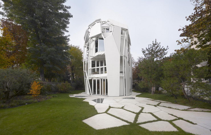 La maison occupe un terrain à Boulogne-Billancourt, à proximité des maisons créées par Robert Mallet-Stevens et Le Corbusier.