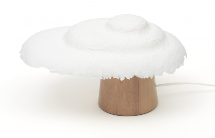 Lampe de table « Léger Nuage » en noyer massif tourné et ciré, papier washi moulé et éclairage LED, 290 €.