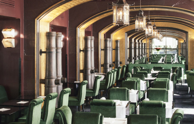 Aux Invalides, le Café de l’Esplanade a fait peau neuve. Les luminaires de Pierre Chareau (1883-1950) éclairent des fauteuils vert émeraude en velours. Aux réminiscences orientales, Fabrizio Casiraghi allie sans complexe de la résine industrielle.
