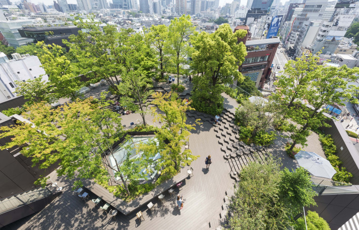 Achevé en 2012, le centre commercial Tokyu Plaza Harajuku Omotesando invite la nature au sein de la capitale nippone.