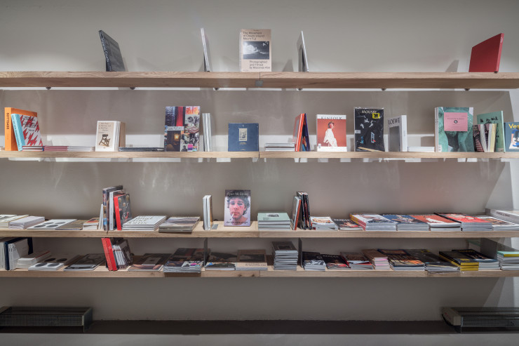 La sélection de livres proposée par la librairie Yvon Lambert rythme les étagères qui courent le long de la boutique.
