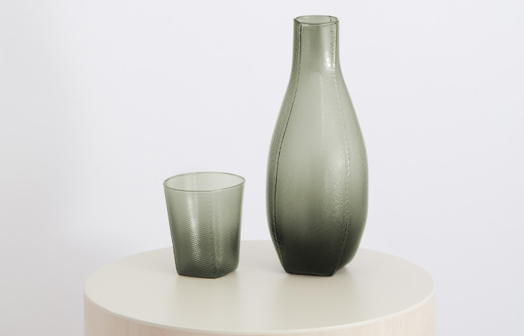 Vase et verre, à la texture inspirée du textile.