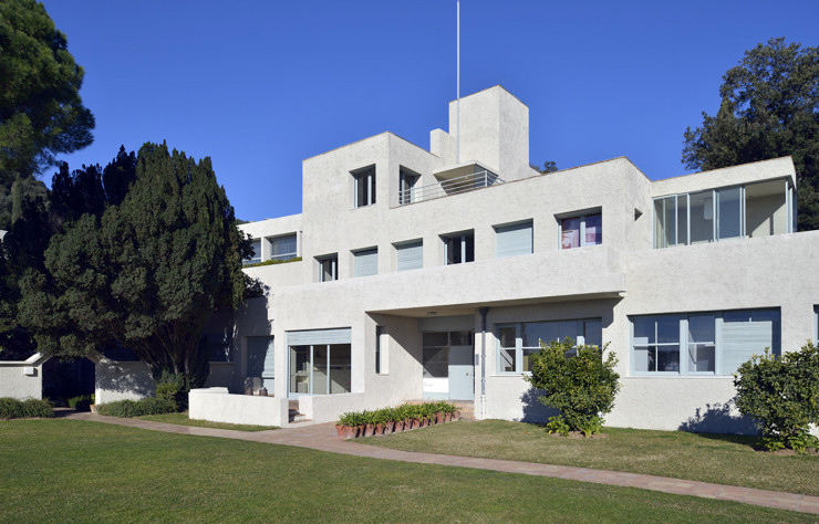 Le bâtiment de Robert Mallet-Stevens, édifié entre 1924 et 1932 pour Charles et Marie-Laure de Noailles.