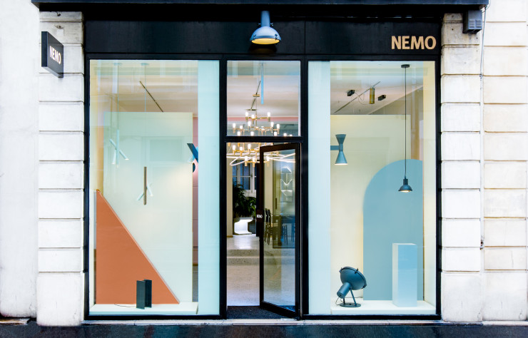 La vitrine de Nemo présente rééditions et luminaires contemporains.