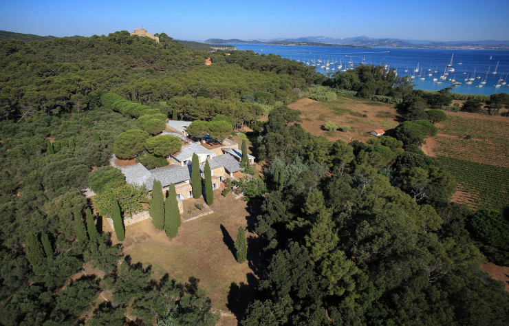 La Fondation Carmignac s’est installée sans toucher à la villa ni au paysage enchanteur qui l’entoure.