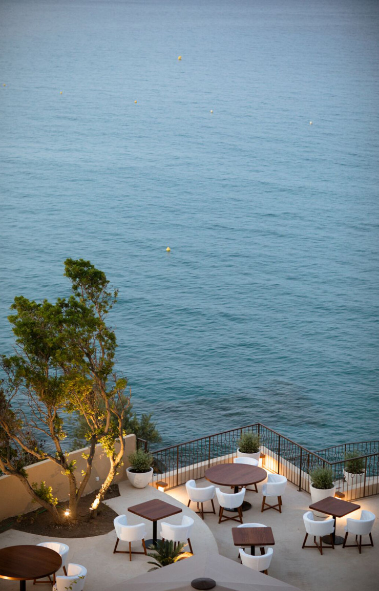 Face à l’archipel toscan, un hôtel les pieds dans l’eau.