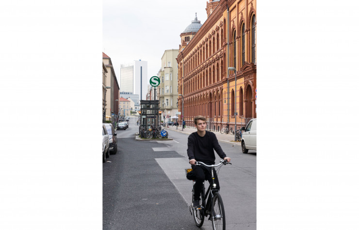 Le vélo peut représenter le meilleur moyen de transport pour visiter Berlin. Avec environ 750 km de pistes cyclables, il est aussi le mode de locomotion préféré des Berlinois.