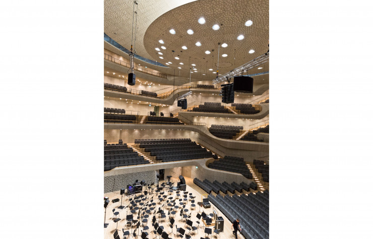 À l’Elbphilharmonie (signée Herzog & de Meuron), le Grand Hall a une capacité d’accueil de 2 100 personnes et une acoustique frisant la perfection.
