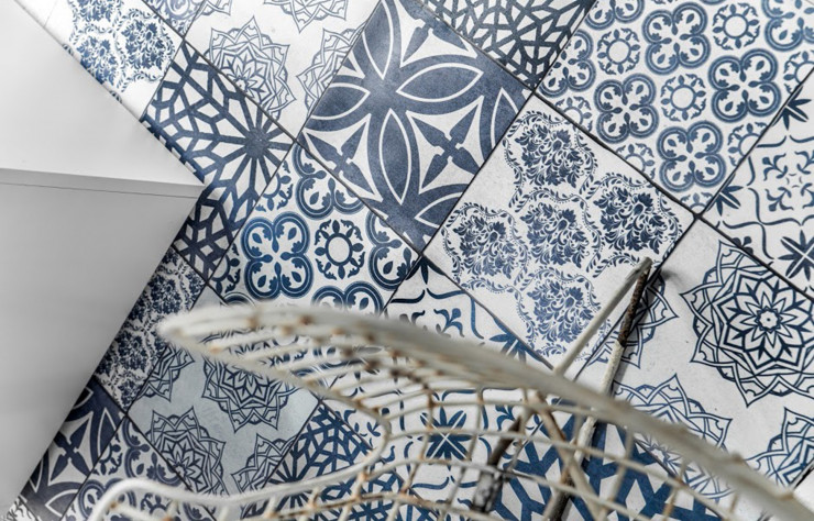 Tapis en vinyle reprenant les motifs des azulejos (Beija Flor).