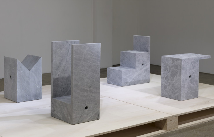 Le mobilier de la collection « Volumes » de Konstantin Grcic en pierre de Savoie (Galerie kréo).
