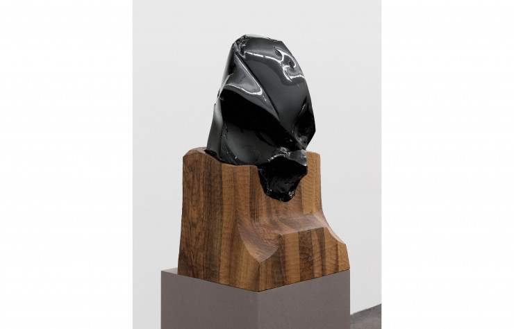 L’un des auto-portraits de la série « Invisibility Faces » (2015), de Jean-Michel Othoniel, qui sculpte de l’obsidienne, du verre volcanique naturel, sur un socle en bois de marronnier.