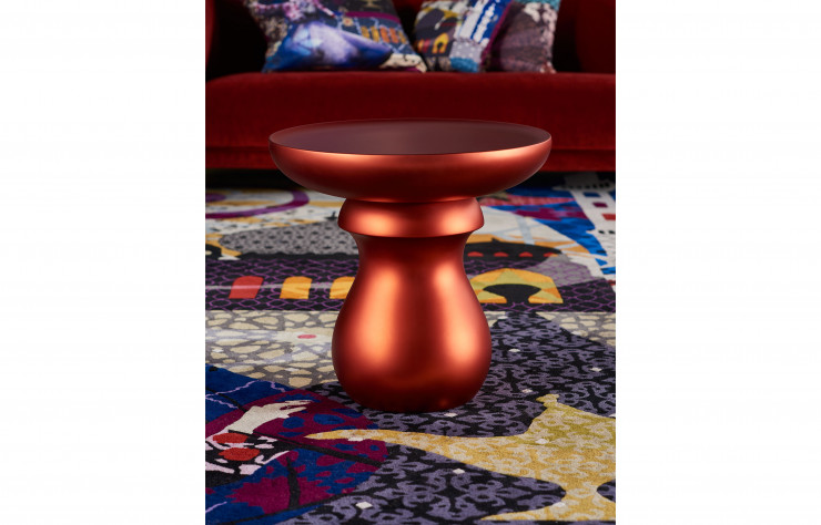 La Chess Coffee Table, aux lignes douces et à l’aura sculpturale, peut servir de table basse ou de tabouret.